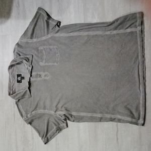 Men^s Rock & Republic Gray Distressed Polo Shirt. Size xl.